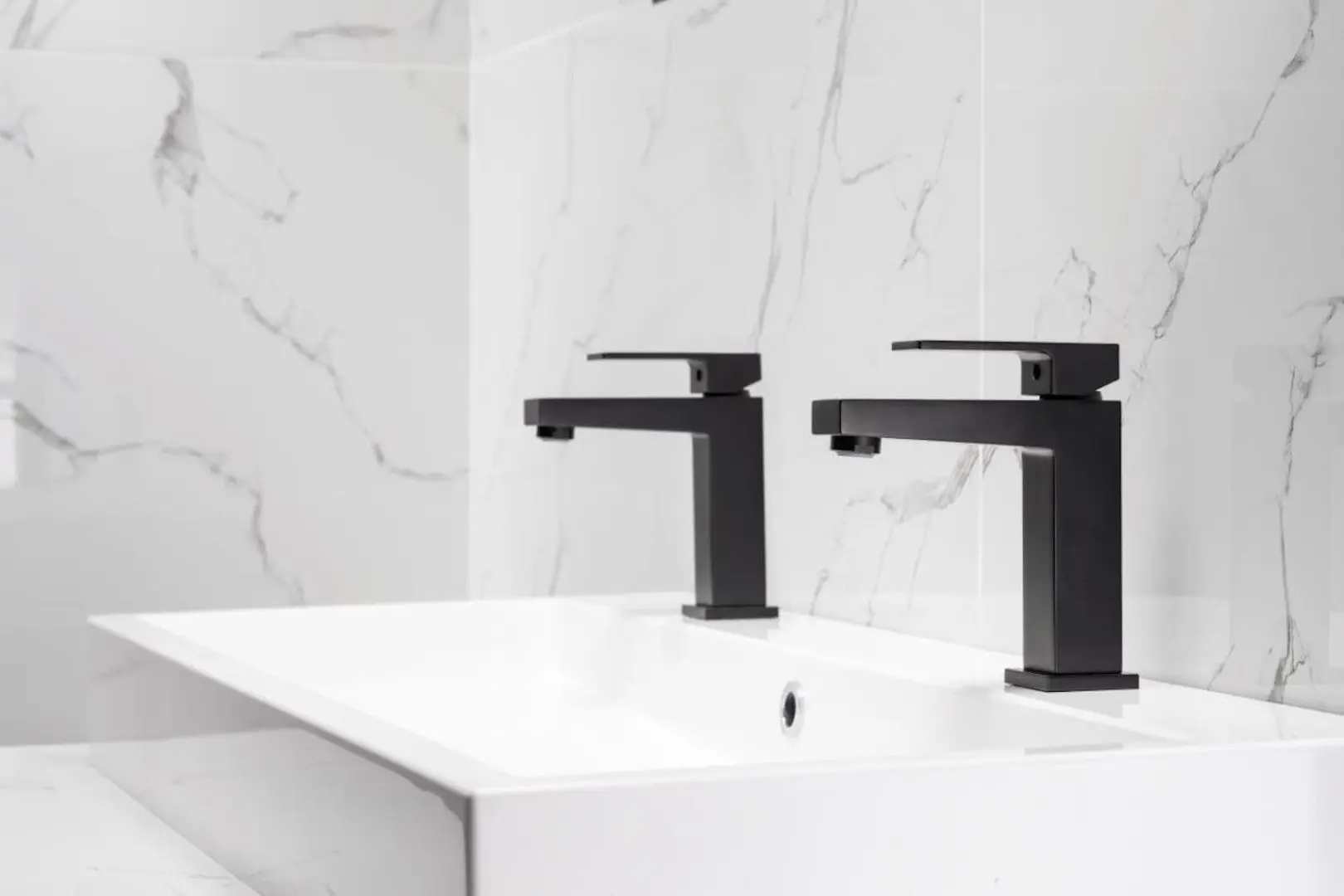 Смеситель для умывальника KFA Armatura Logon 5132-815-81 (Black)