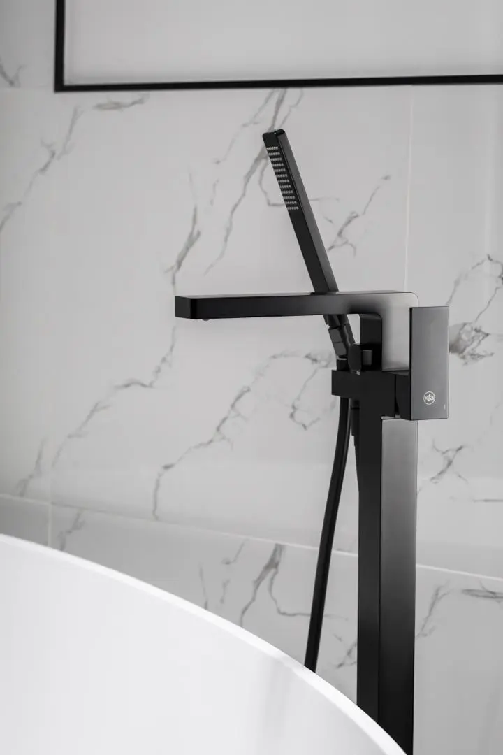 Смеситель для ванны и душа KFA Armatura Logon 5135-510-81 (Black)