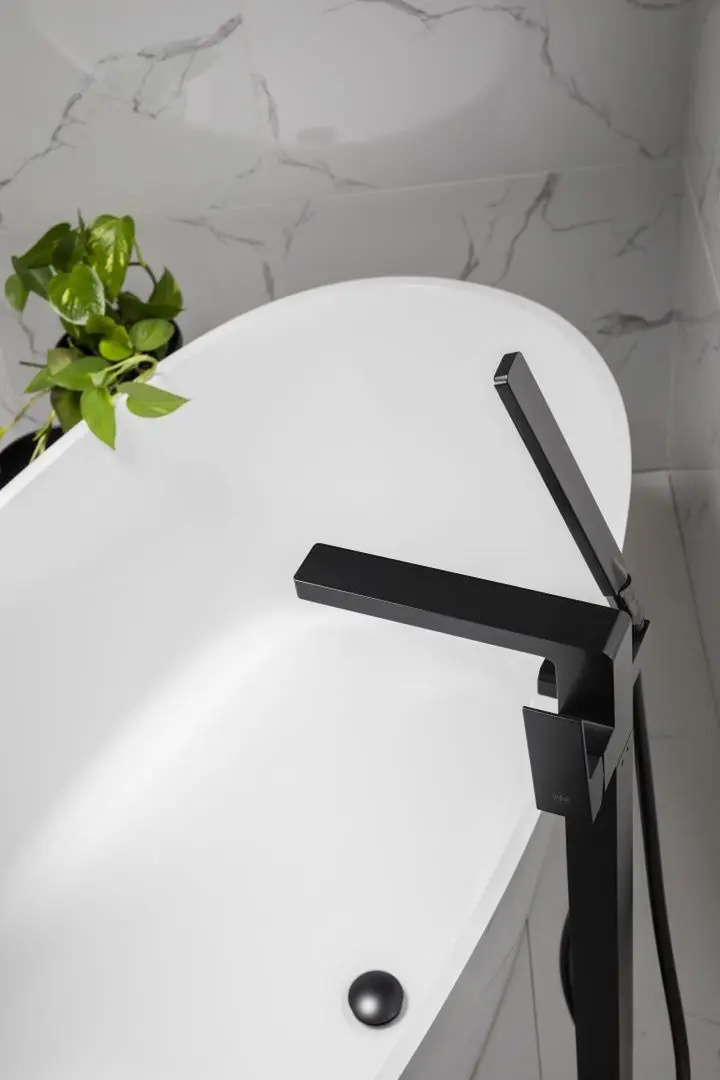 Смеситель для ванны и душа KFA Armatura Logon 5135-510-81 (Black)