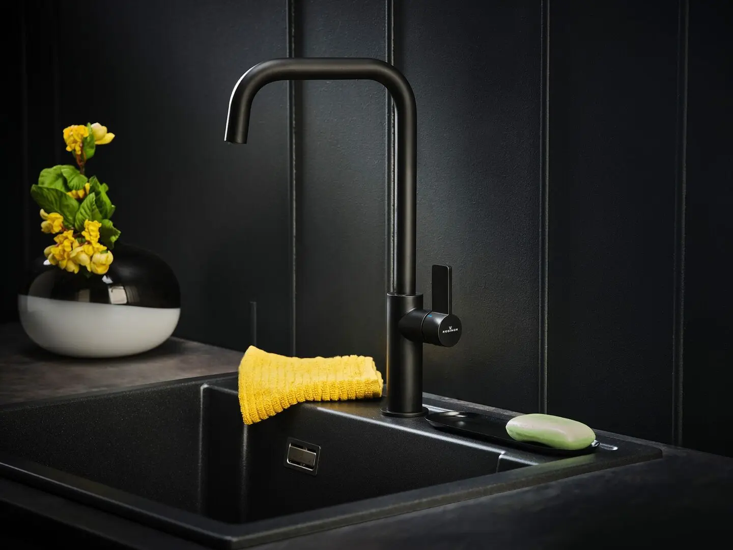 Смеситель для мойки Reginox Pearl R32800 (Total Black)