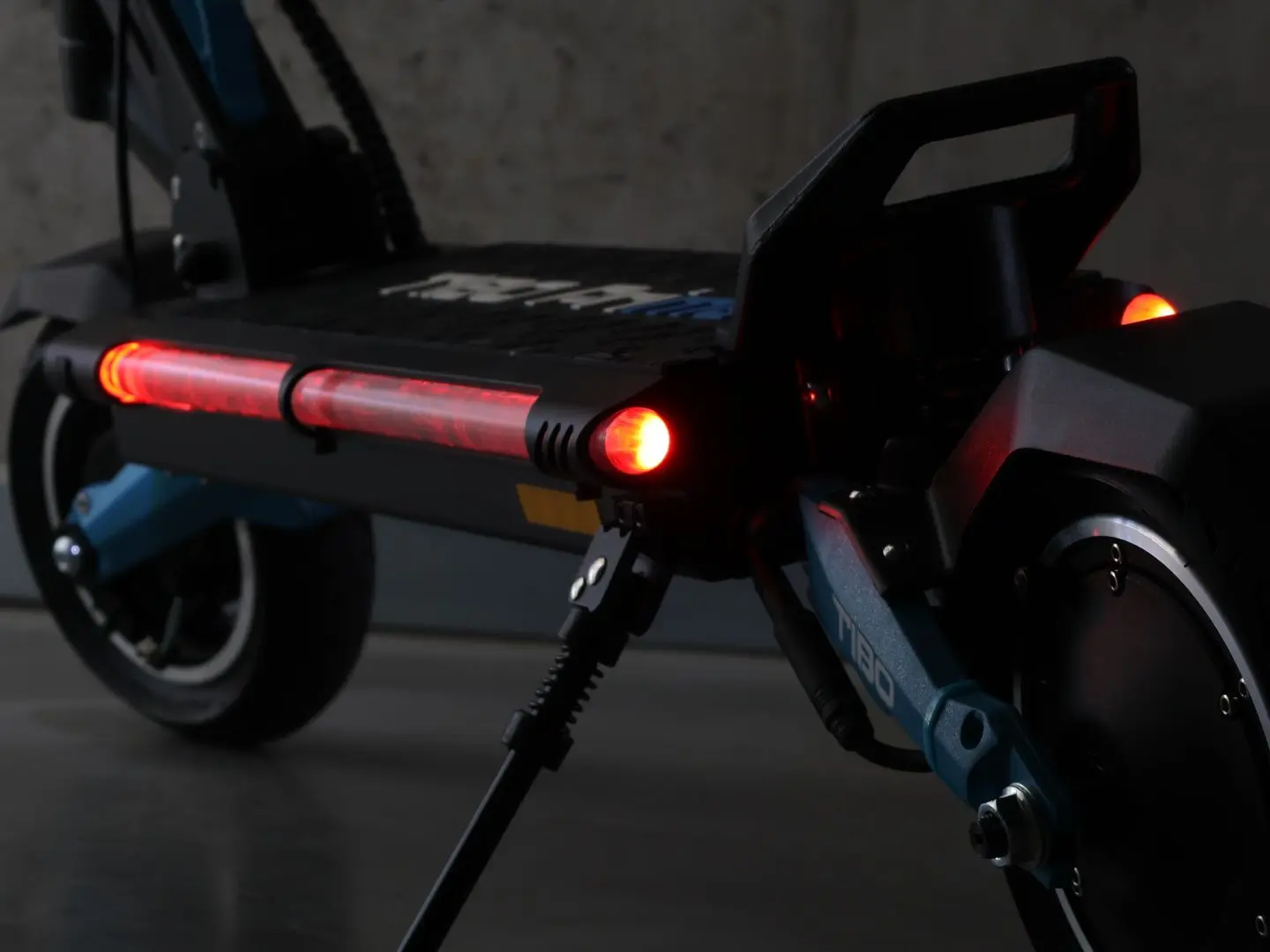 Электросамокат Tibo Prime 3.0 15.6Ah (Black/Blue)