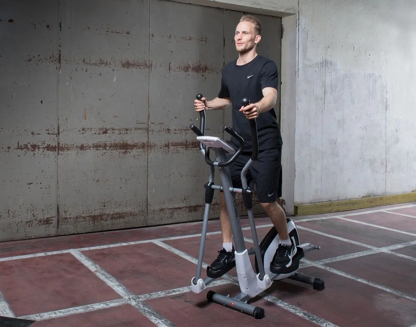 Bicicleta eliptica Motive Fitness by U.N.O. CT1000 (White/Black)