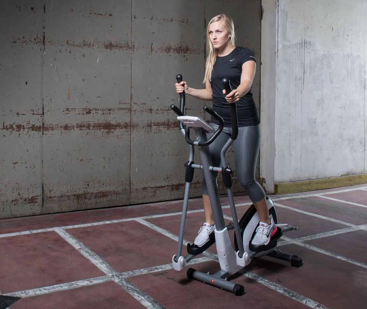 Bicicleta eliptica Motive Fitness by U.N.O. CT1000 (White/Black)