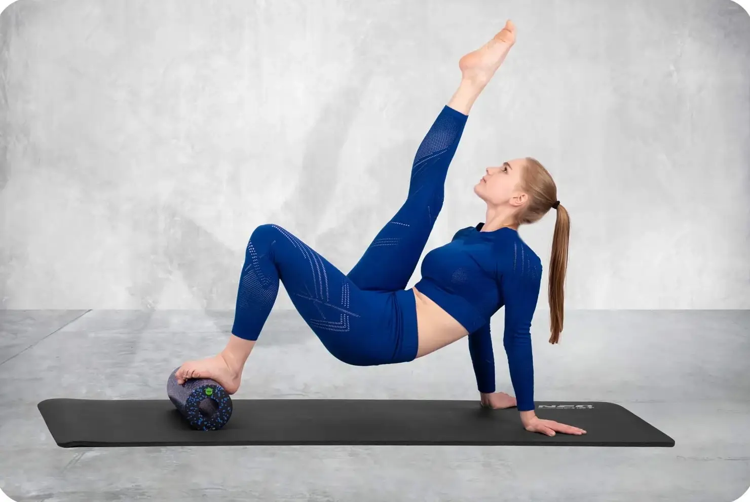 Массажный ролик Neo Sport NS-964 (Black/Blue) - 6