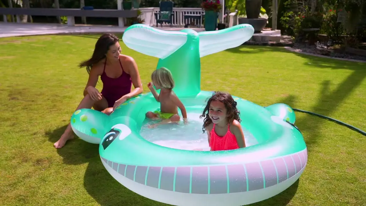 Piscina gonflabila pentru copii Intex Whale Spray 57440