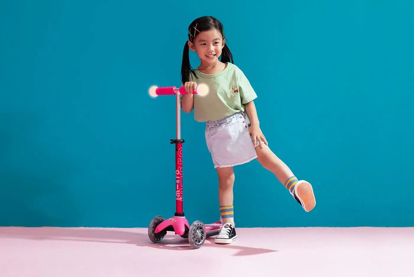 Trotineta Micro Mini Deluxe Magic LED (Navy Blue)