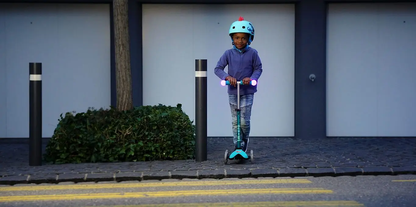 Trotineta Micro Mini Deluxe Magic LED (Navy Blue)