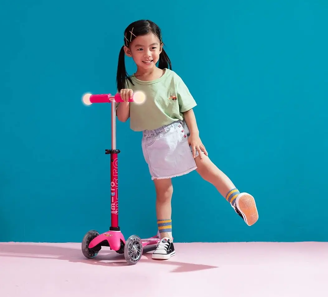 Trotineta Micro Mini Deluxe Magic LED (Pink)