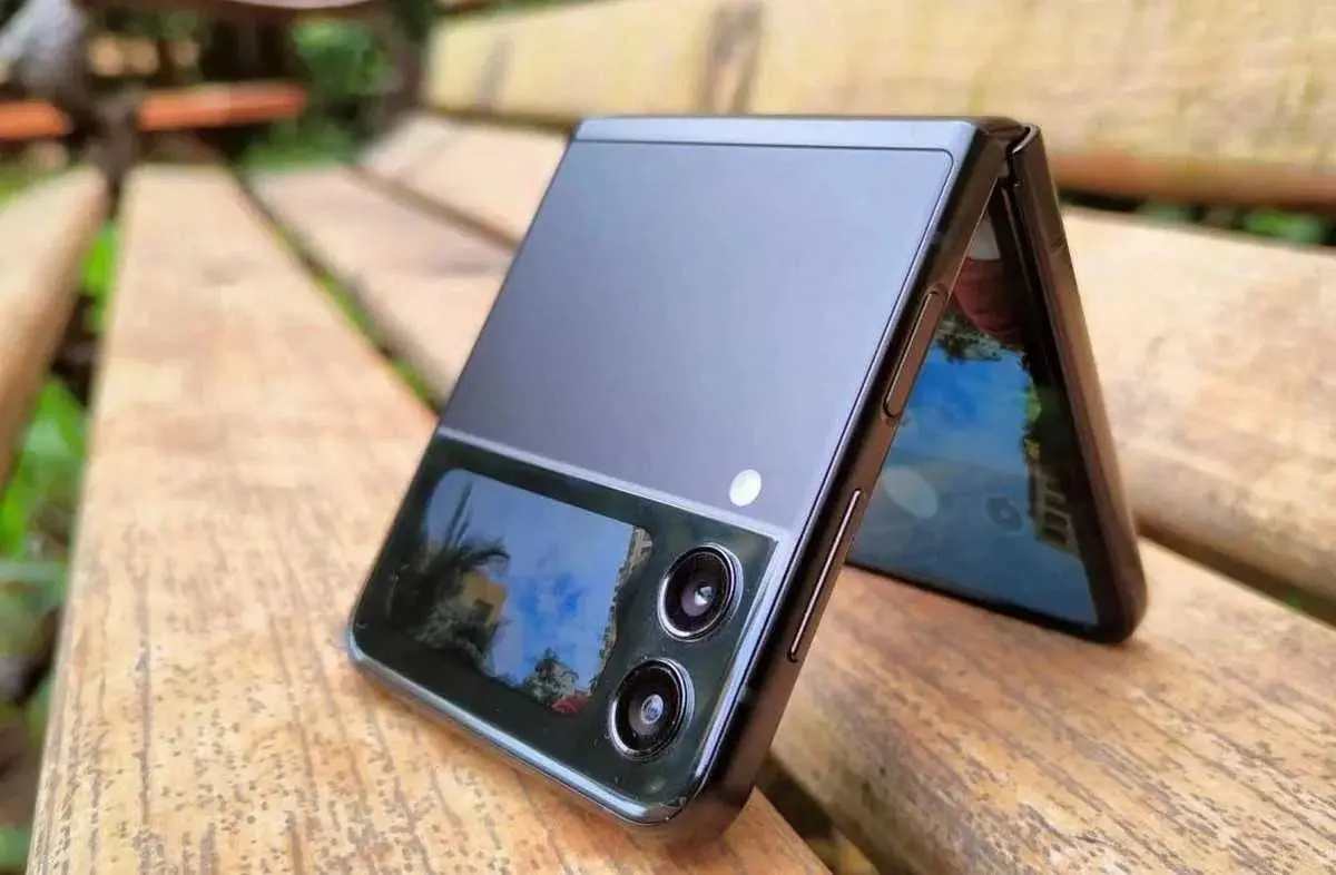 Мобильный телефон Samsung Galaxy Z Flip4 SM-F721B 5G Dual 8GB/128GB (Graphite) - 2