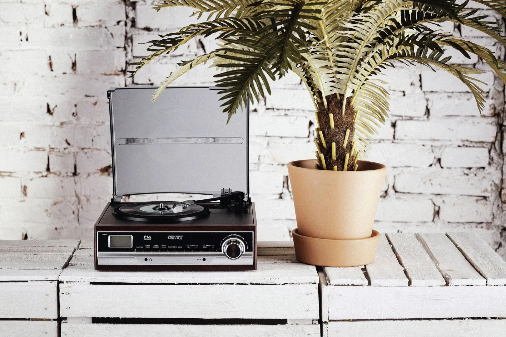 Радиоприёмник с виниловым проигрывателем Camry CR 1168 (Brown/Inox)