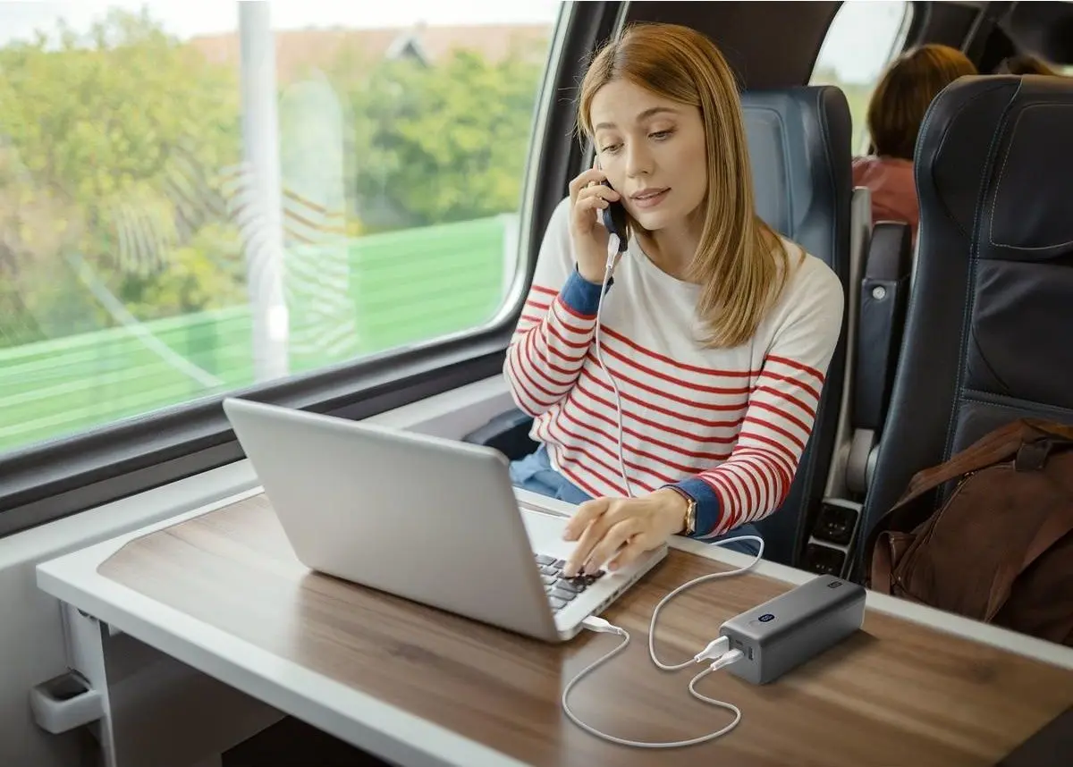 Acumulator extern universal CellularLine Maxi 27000mAh (Black)