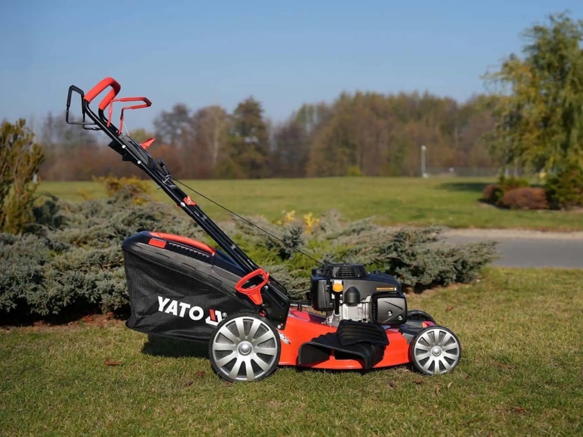 Бензиновая газонокосилка Yato YT-85537 (Black/Red)