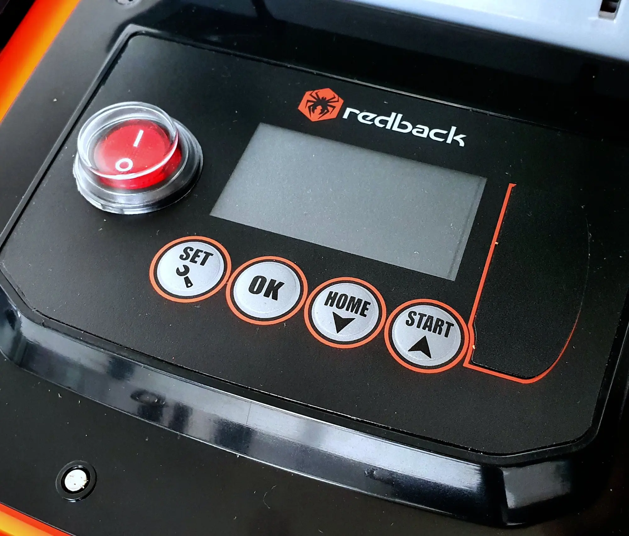 Masina-robot de tuns iarba Redback RM24A-15 (Black/Orange)