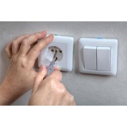 Установка розеток и выключателей