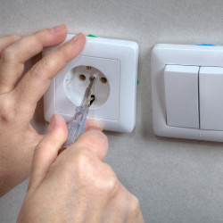 Установка розеток и выключателей Thumb