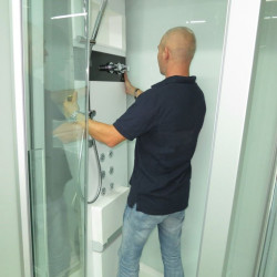 Монтаж душевой панели Thumb