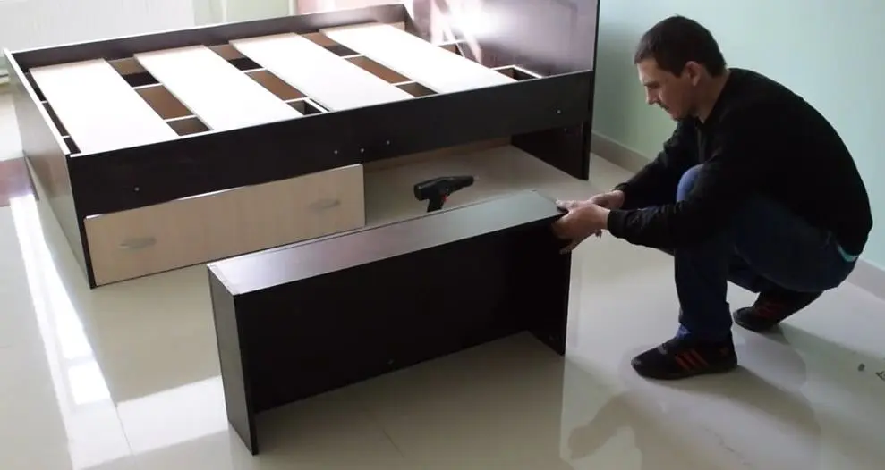 Asamblarea patului dublu cu sertare