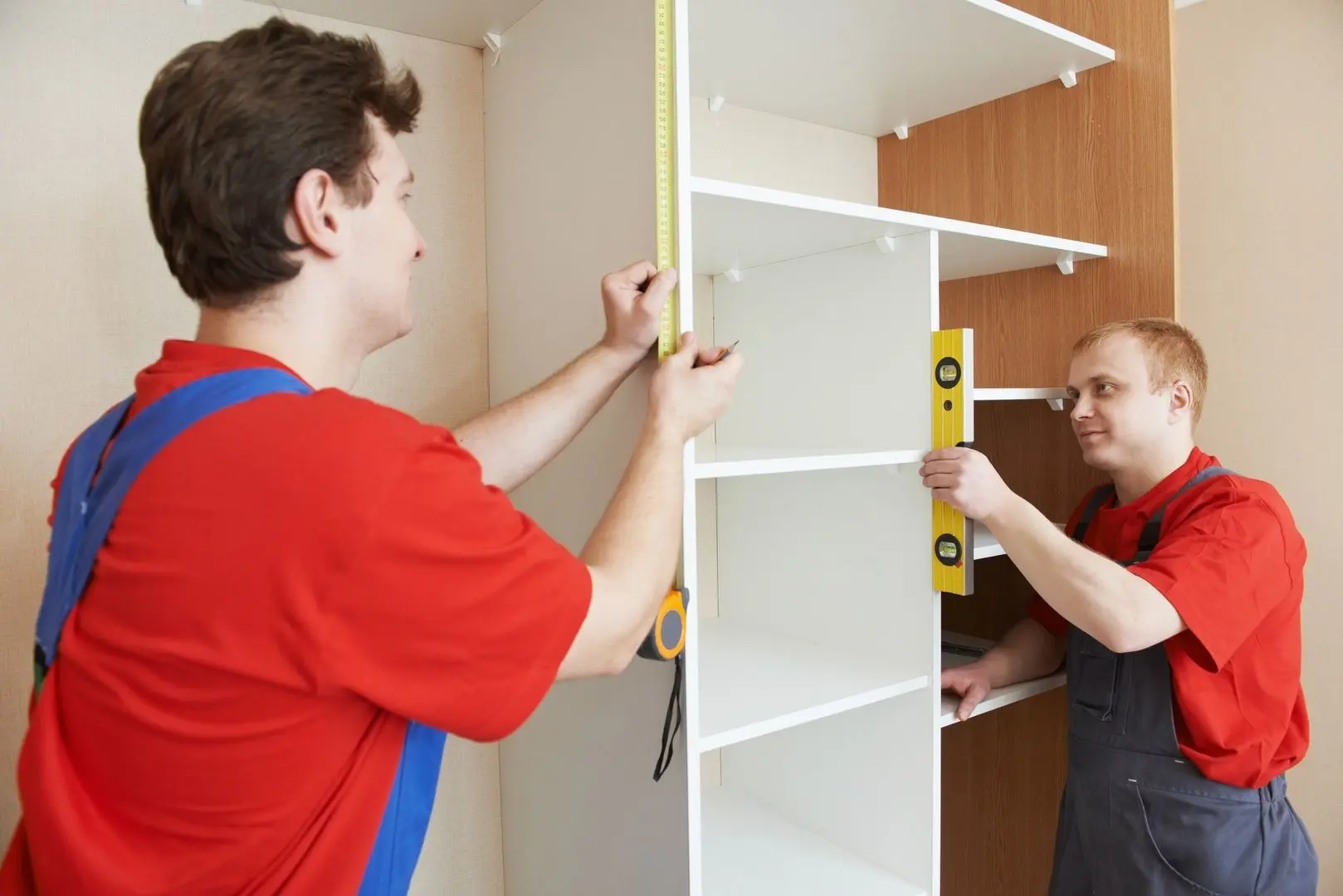 Asamblarea dulapului-cupe (1 metru lungime)