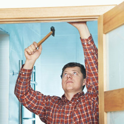 Установка межкомнатной двери  без добора Thumb