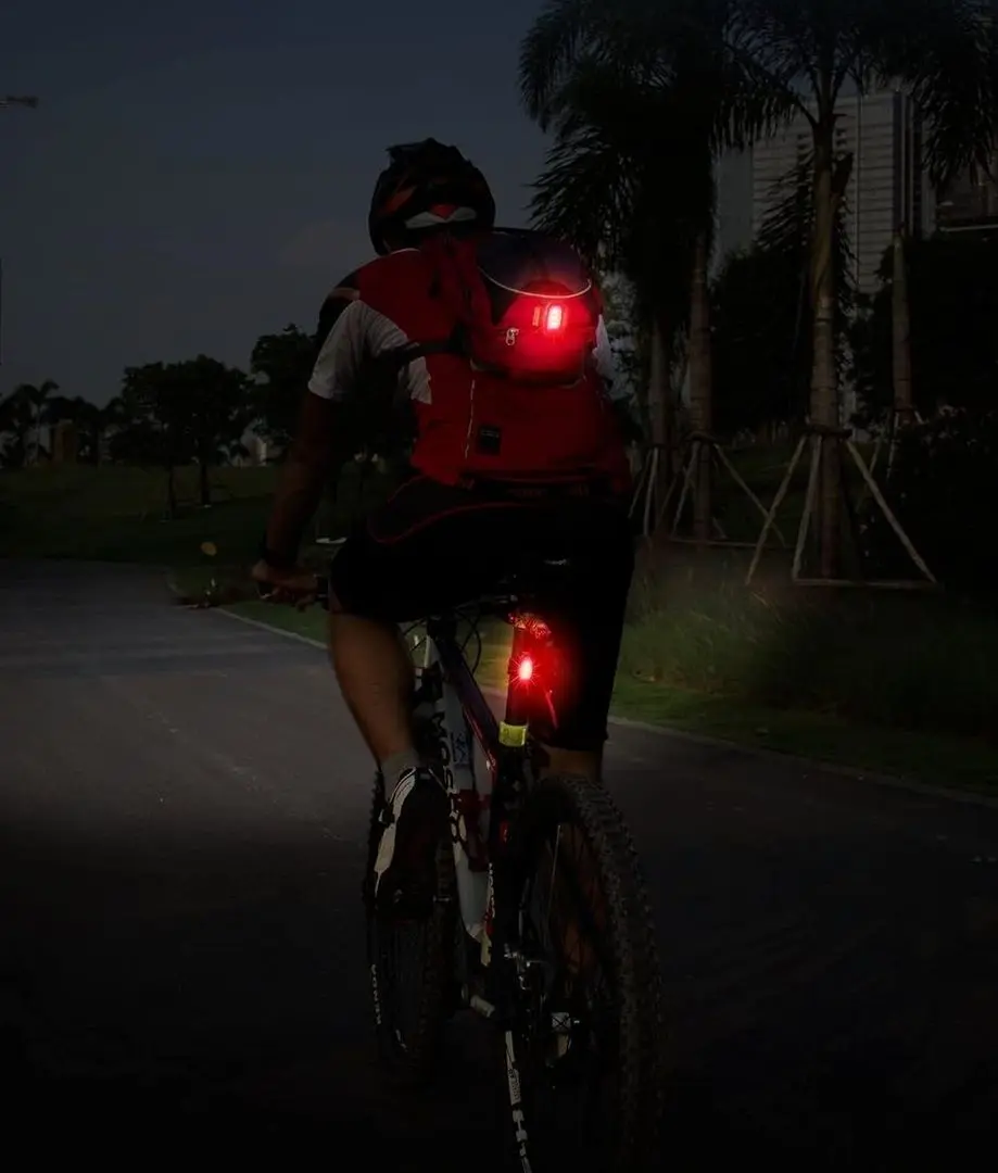 Lanterna LED pentru bicicleta Fenix BC05R (Black/Red)