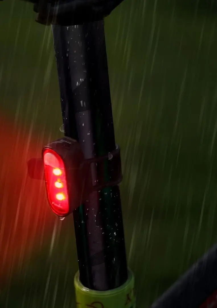 Lanterna LED pentru bicicleta Fenix BC05R (Black/Red)