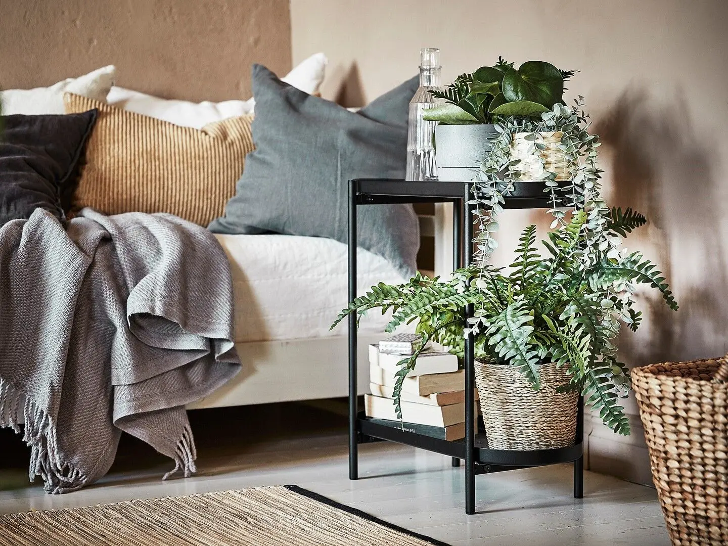 Etajera pentru flori Ikea Olivblad 56cm (Negru)