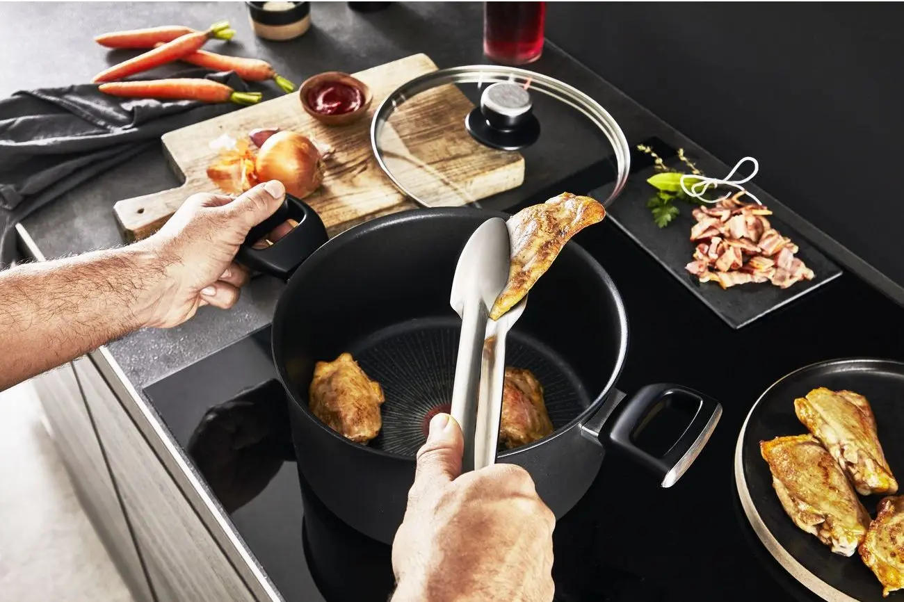 Кастрюля с крышкой Tefal Unlimited G2554672 (Black)