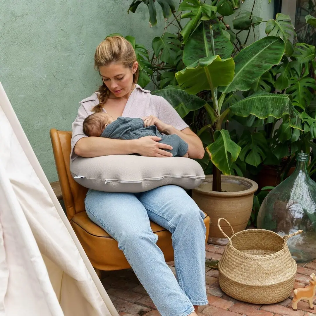 Perna pentru alaptat 2in1 Doomoo Softy (Tetra Jersay Sand)