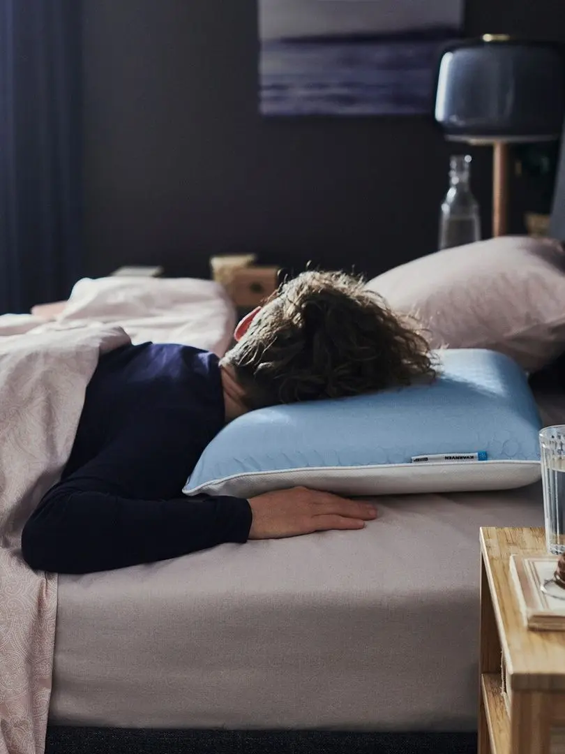 Perna ergonomica Ikea Kvarnven dormit pe burta 42x54 (Bleu/Alb) - 3