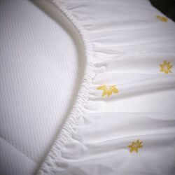 Простынь на резинке Ikea Skogsduva с цветочками 90x200 (Белый/Желтый) Thumb