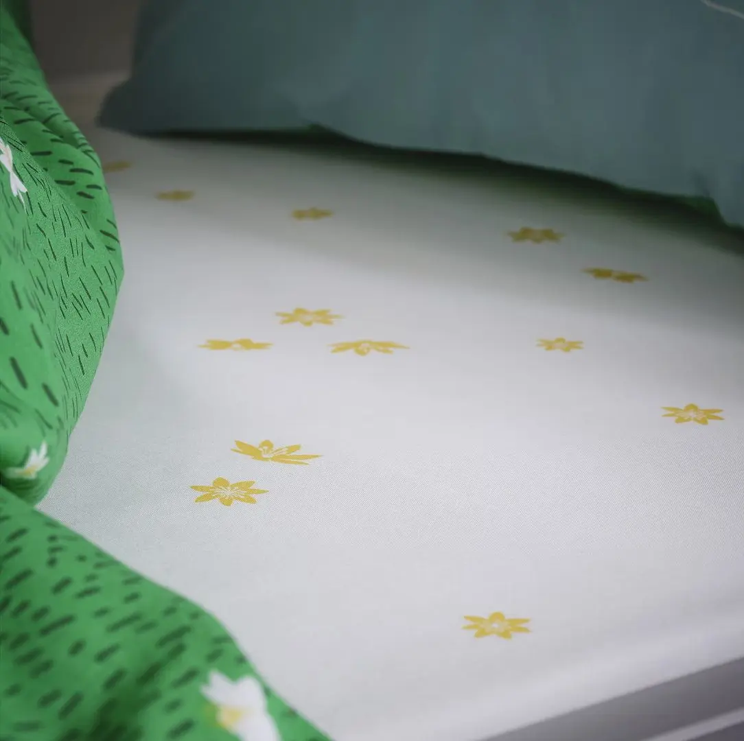 Простынь на резинке Ikea Skogsduva с цветочками 90x200 (Белый/Желтый)
