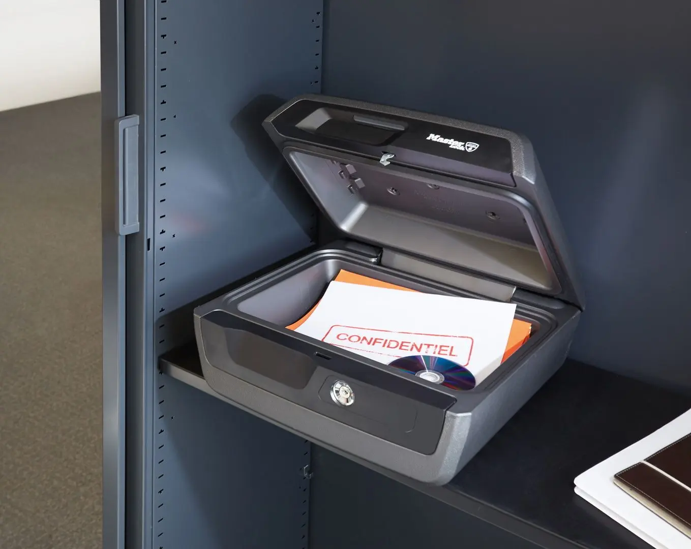 Переносной сейф MasterLock LCFW30100 (Grey/Black)