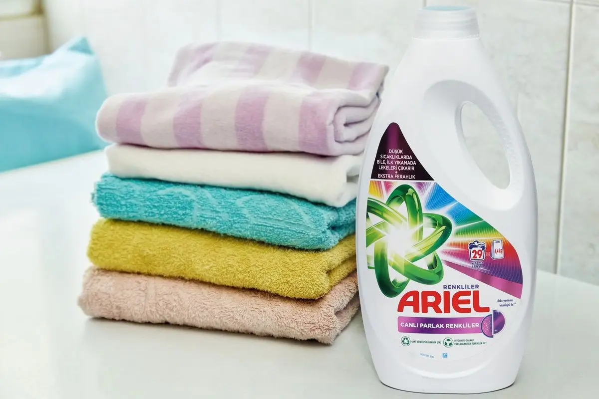Detergent lichid Ariel Color 1.595L