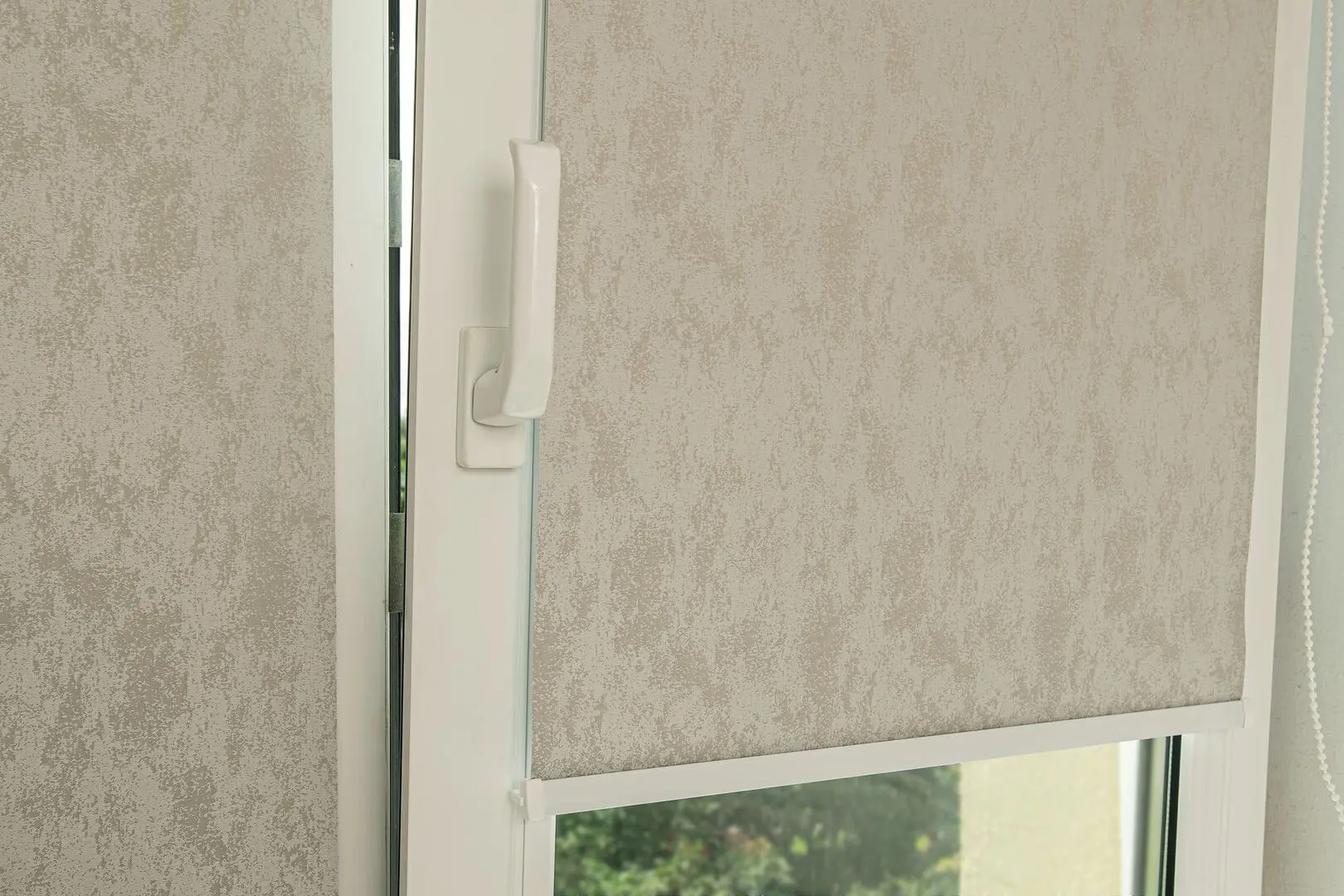 Рулонная штора Delfa Mini Premium СРШ-01МП 77014 62x170cm (Grey) - 5