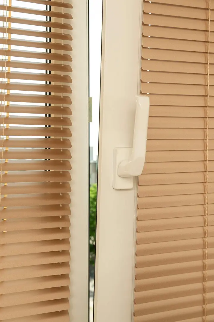 Жалюзи горизонтальные Delfa BlackOut 43x160cm (Gold)